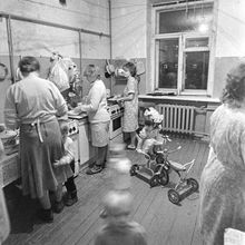 Кухня коммунальной квартиры | Горожане. 1990 г., г.Северодвинск. Фото #C13173.