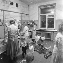 Кухня коммунальной квартиры | Горожане. 1990 г., г.Северодвинск. Фото #C13174.