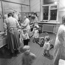 Кухня коммунальной квартиры | Горожане. 1990 г., г.Северодвинск. Фото #C13176.