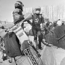Гонки на мотоциклах на льду | Спорт. 1990 г., г.Северодвинск. Фото #C13194.