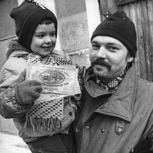 Семья с приватизационными ваучерами | Горожане. 1992 г., г.Северодвинск. Фото #C10813.