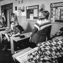 Учителя школы № 25 во время голодовки с требованием выплаты заработной платы | Школа. 1996 г., г.Северодвинск. Фото #C10812.
