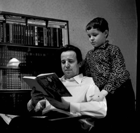 Мальчик с мужчиной за книгой | Горожане. 1970-e гг., г.Северодвинск. Фото #C21.