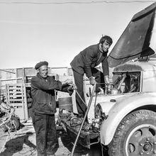 Ремонт автомобиля | Транспорт. 1970-e гг., г.Северодвинск. Фото #C9766.