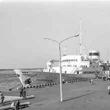 Теплоход "Вацлав Воровский" на пристани в Архангельске | Транспорт. 1970-e гг., г.Северодвинск. Фото #C2098.