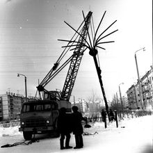 Установка нового уличного фонаря | Транспорт. 1970-e гг., г.Северодвинск. Фото #C15.