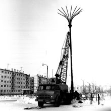 Установка нового уличного фонаря | Транспорт. 1970-e гг., г.Северодвинск. Фото #C16.