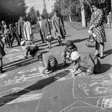 Конкурс рисунков на асфальте | Дети. 1970-e гг., г.Северодвинск. Фото #C10328.