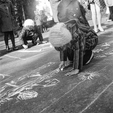 Дети рисуют на асфальте | Дети. 1970-e гг., г.Северодвинск. Фото #C9829.