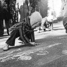 Дети рисуют на асфальте | Дети. 1970-e гг., г.Северодвинск. Фото #C9830.