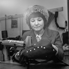 За швейной машинкой | Быт. 1970-e гг., г.Северодвинск. Фото #C8726.