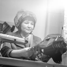 За швейной машинкой | Быт. 1970-e гг., г.Северодвинск. Фото #C8727.