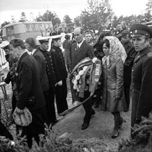 Возложение цветов на мемориале | Горожане. 1970-e гг., г.Северодвинск. Фото #C10338.