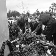 Возложение цветов на мемориале | Горожане. 1970-e гг., г.Северодвинск. Фото #C10339.