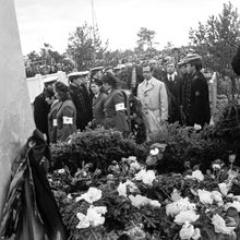 Возложение цветов на мемориале | Горожане. 1970-e гг., г.Северодвинск. Фото #C10340.
