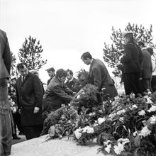 Возложение цветов на мемориале | Горожане. 1970-e гг., г.Северодвинск. Фото #C10341.