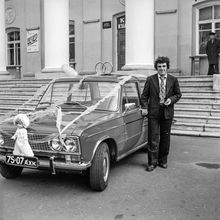 Молодожены с родственниками и друзьями | Горожане. 1970-e гг., г.Северодвинск. Фото #C2184.