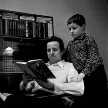 Мальчик с мужчиной за книгой | Горожане. 1970-e гг., г.Северодвинск. Фото #C21.