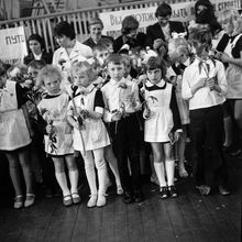 Последний звонок. Ученики 1В класса поздравляют десятиклассников, 24 мая 1975 год | Школа. 1970-e гг., г.Северодвинск. Фото #C10261.