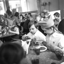 В школьной столовой | Школа. 1970-e гг., г.Северодвинск. Фото #C10036.