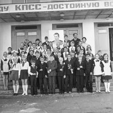 На крыльце школы | Школа. 1970-e гг., г.Северодвинск. Фото #C10054.