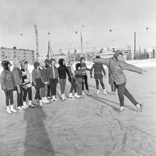 Тренировка по фигурному катанию | Спорт. 1970-e гг., г.Северодвинск. Фото #C2106.