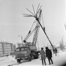 Подъем фонарного столба | Строительство. 1970-e гг., г.Северодвинск. Фото #C9003.