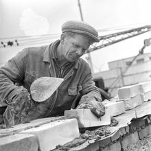 Каменщик | Строительство. 1970-e гг., г.Северодвинск. Фото #C2177.
