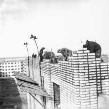 Кирпичная кладка | Строительство. 1970-e гг., г.Северодвинск. Фото #C2200.