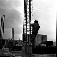 Монтаж металлической арматуры | Строительство. 1970-e гг., г.Северодвинск. Фото #C27.