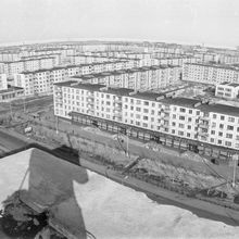 Вид с крыши строящегося дома быта на улицу Ломоносова | Виды города. 1970-e гг., г.Северодвинск. Фото #C14629.