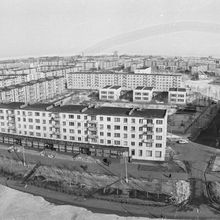 Вид с крыши строящегося дома быта на улицу Ломоносова | Виды города. 1970-e гг., г.Северодвинск. Фото #C14637.