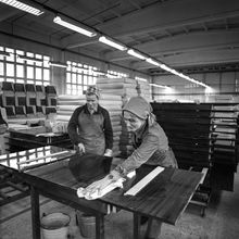 Полировка и сборка стола | Предприятия. 1970-e гг., г.Северодвинск. Фото #C9167.
