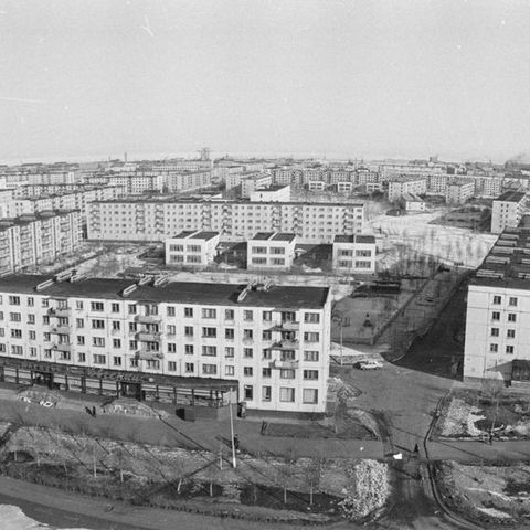 Вид с крыши строящегося дома быта на улицу Ломоносова | Виды города. 1970-e гг., г.Северодвинск. Фото #C14636.