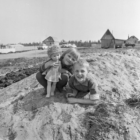 Дети на дачном участке | Дети. 1980-e гг., г.Северодвинск. Фото #C14772.
