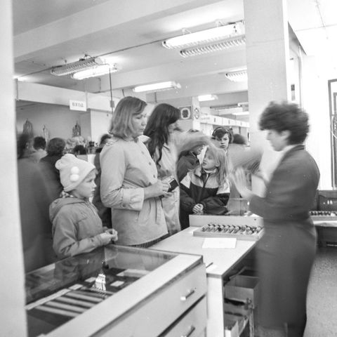 На кассе | Торговля. 1980-e гг., г.Северодвинск. Фото #C17287.