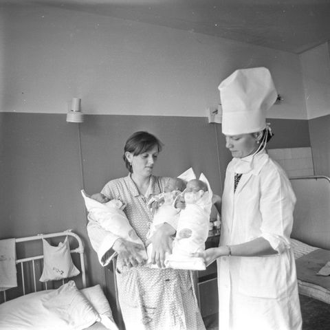 В родильном доме. Тройняшки | Медицина. 1988 г., г.Северодвинск. Фото #C15141.