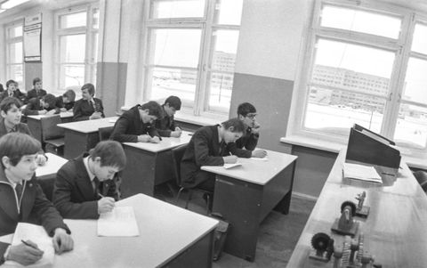 На уроке в профессиональном училище | Школа. 1980-e гг., г.Северодвинск. Фото #C17391.