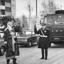 На дороге Дед Мороз | Транспорт. 1980-e гг., г.Северодвинск. Фото #C5752.