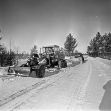 Снегоочиститель на дороге | Транспорт. 1980-e гг., г.Северодвинск. Фото #C12191.
