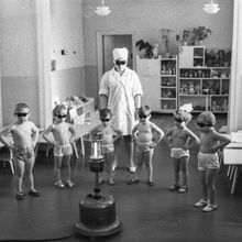 Дети вокруг кварцевой лампы в детском саду | Дети. 1980-e гг., г.Северодвинск. Фото #C2968.