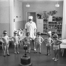 Дети вокруг кварцевой лампы в детском саду | Дети. 1980-e гг., г.Северодвинск. Фото #C2969.