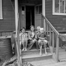 Дети на крыльце | Дети. 1980-e гг., г.Северодвинск. Фото #C14298.