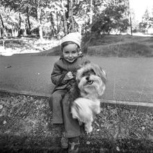 Девочка с собакой | Дети. 1980-e гг., г.Северодвинск. Фото #C14329.