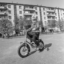 Девочка на велосипеде | Дети. 1980-e гг., г.Северодвинск. Фото #C14771.