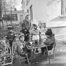 На прогулке в детском саду | Дети. 1980-e гг., г.Северодвинск. Фото #C17297.