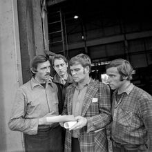 Рабочие вопросы | Горожане. 1980-e гг., г.Северодвинск. Фото #C15119.