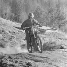 На мотоцикле по пересеченной местности | Горожане. 1980-e гг., г.Северодвинск. Фото #C2898.