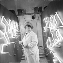 Подготовка трубок для неоновых вывесок | Горожане. 1980-e гг., г.Северодвинск. Фото #C16237.