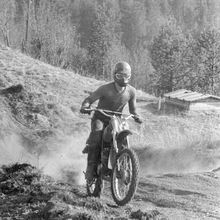 На мотоцикле по пересеченной местности | Горожане. 1980-e гг., г.Северодвинск. Фото #C2899.